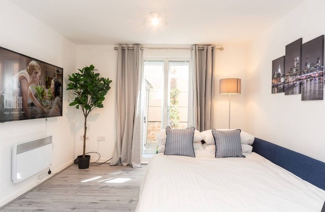 Pass the Keys | Fresh and Stylish Central Flat With Parking and Garden