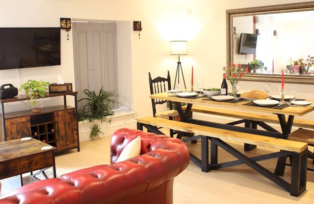 Pass the Keys | Heart of Llandovery Large 4BR Apartment For 9