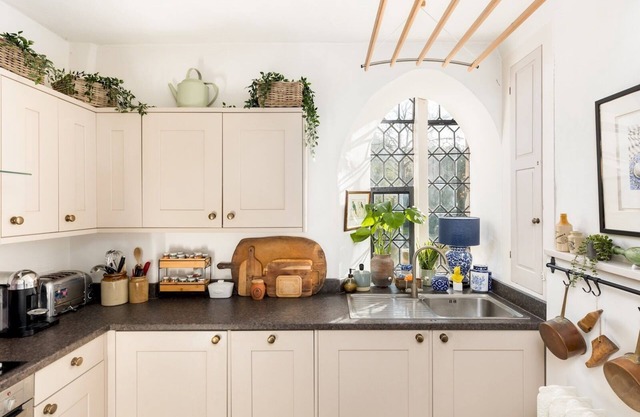 Pass the Keys | Historic 2Bed Chapel in Central Warwick
