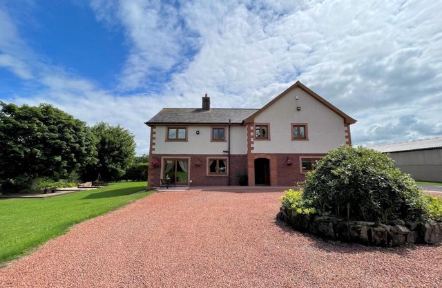 Pass the Keys Spectacular 7BR House Hot Tub and Gardens in Gretna