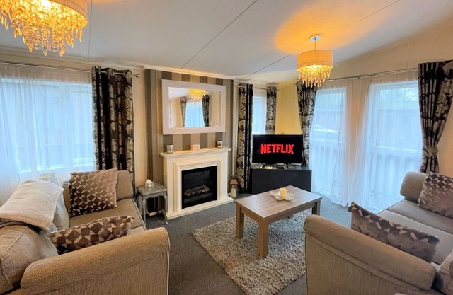 Pass the Keys | Stunning, Modern 3BR Lodge in Rural Country Park