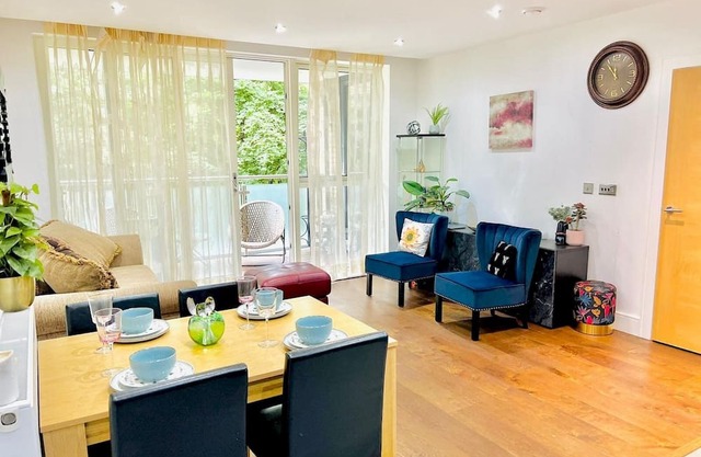 Pass the Keys | Stylish Designer Balcony Apartment in Kew