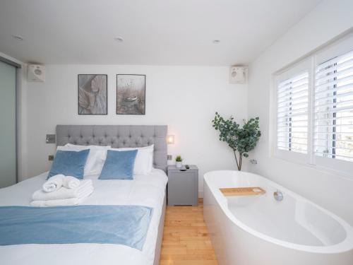 Pass the keys Waterside house wCentral London links and parking