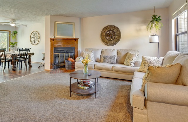 Pataskala Paradise: Cozy Hideaway w/ Fireplace!