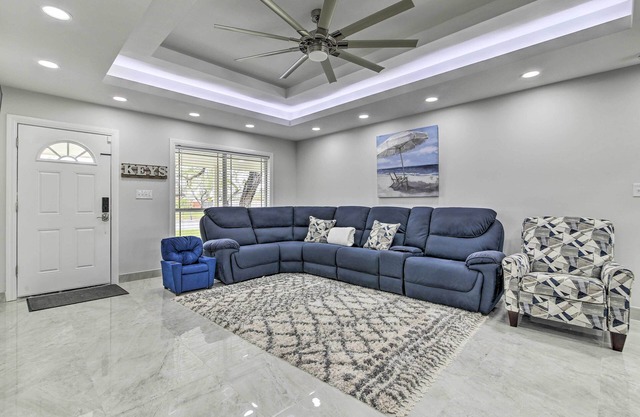 Patio & Grill: Spacious Gem Near Gulf Coast!
