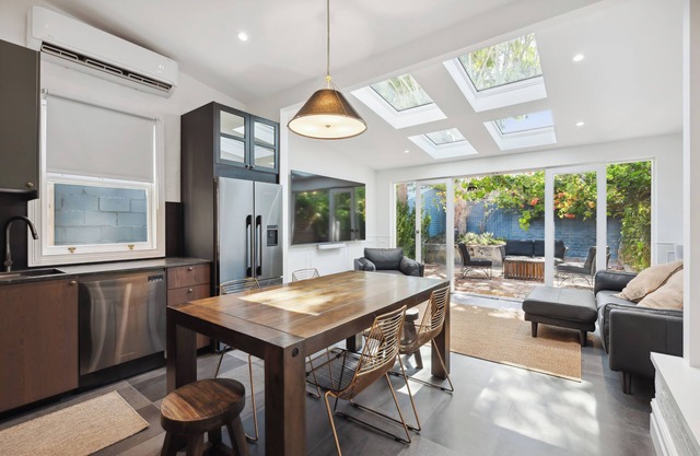 Paton House, Beach 250m | Heritage Luxe w/ Fireplace and 86" TV