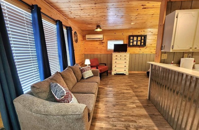 Patriot loft @ Upland Hill Manor! Close to the lake and the large city of Tulsa!