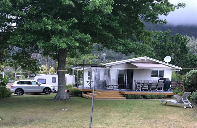 Pauanui Family Bach with sleepout. 7 min walk to beach & shops. Sleeps 7