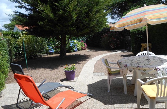 Pavillon avec piscine commune et jardin à 800m de la plage - FR-1-336-72
