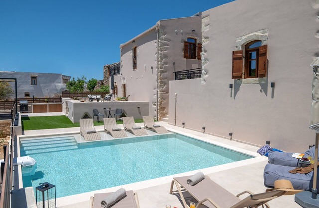 Pavlina Villa, a hidden gem with heated pool!
