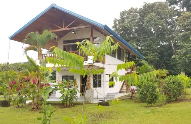 Pavones Estate - 4 Separate Units, 12 beds, Modern, Clean, AC, Hot Water, Wi-Fi.