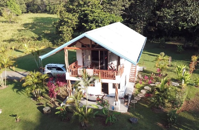 PAVONES BUNGALOW moderno, cerca de SURF! (WIFI, AC, AGUA CALIENTE)