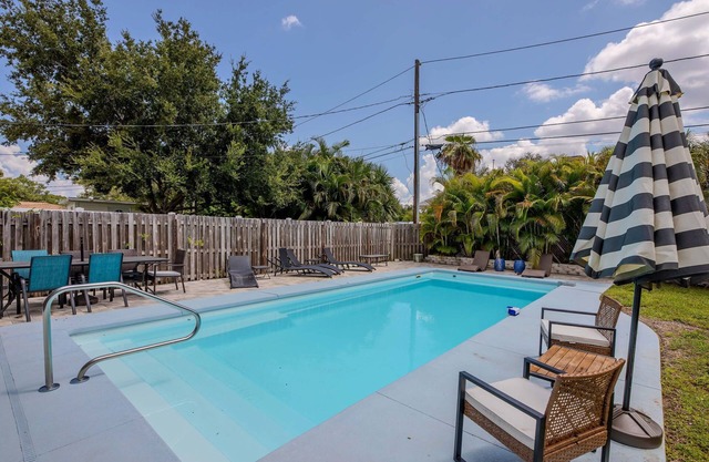Paws & Play Paradise - Private Pool - Pinellas Park - St. Petersburg, Florida