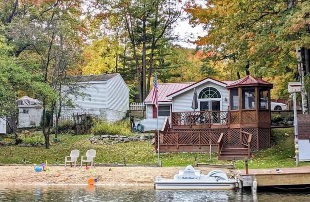 Payne's Lakeside Cottage with Private Beach