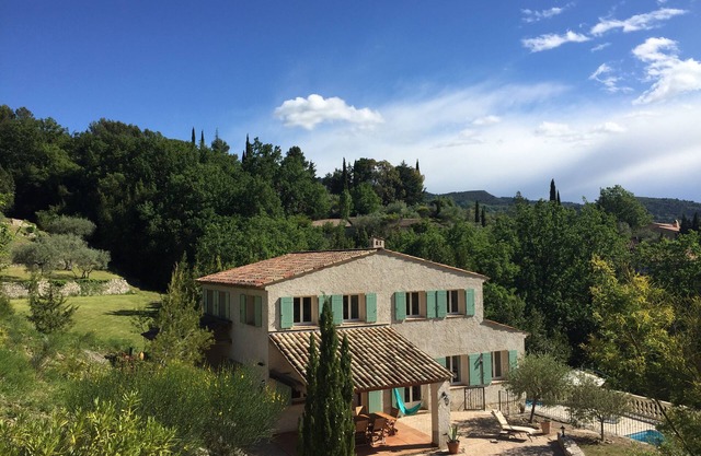 Tranquilidad en la piscina grande en un lugar privado - Villa Christiane