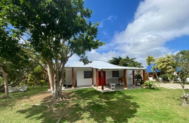 Peace and Quiet of Country Living - Pool / Jacuzzi - Close to Vibrant Town