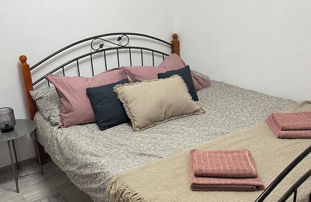 Peaceful 1-Bedroom Apartment in Family Farmhouse in Brloh