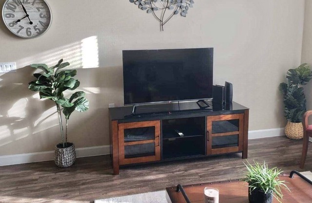 Peaceful 1 bedroom with amenities, 20-mins from parks