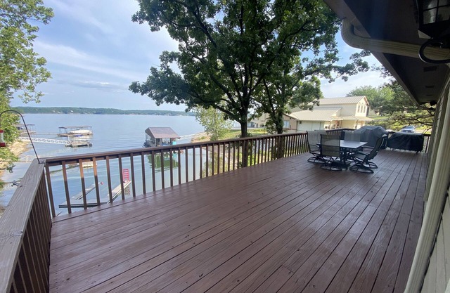 Peaceful 2 acre Lakefront Home in Duck Creek w/ Boat Dock, Game Room w/ Wet Bar