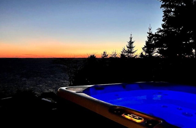 Peaceful 2-Bedroom Coastal Cottage with Hot Tub