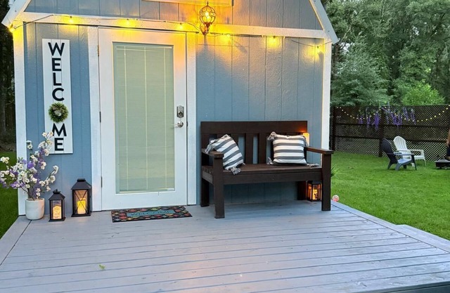 The Whispering Grove Barn - Peaceful Tiny House Near Springs & UF on 7 Acres