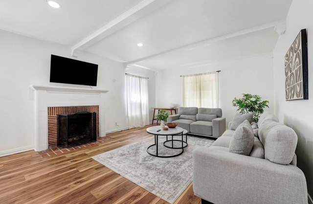 Peaceful 2BR Condo Near Beverly Hills – Free Garage Parking – 30+ Day Stays