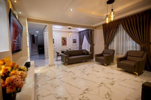 Peaceful 3BR 3BA Gated Estate Home in Accra -CozyOak Stay