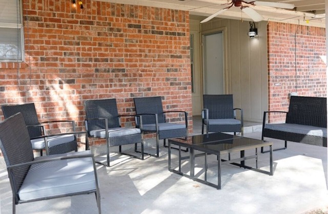 Peaceful 4 Bedroom - Sleeps 12 - Hospital District