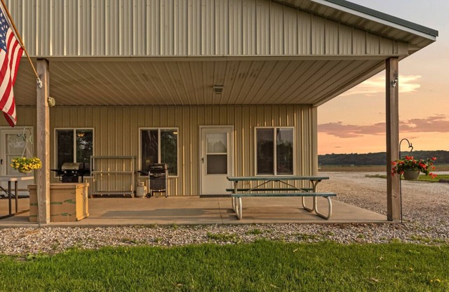 Peaceful 6-Bed River Cabin – Family-Friendly Getaway with Boat Slip & Playground Access | Sleeps 9