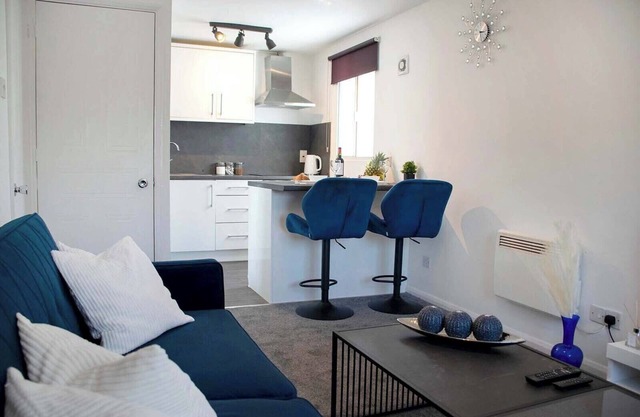 Peaceful and cozy 1 bed flat in Heathrow area. Plenty of FREE parking space.