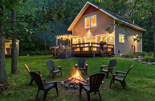 Peaceful and Cozy Modern Lakehouse Cabin on 4 acres