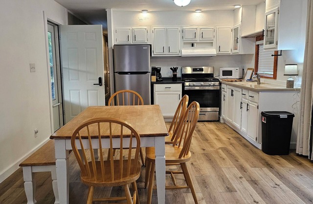 Peaceful and cozy newly remodeled mobile home, just 10 miles from South Haven!