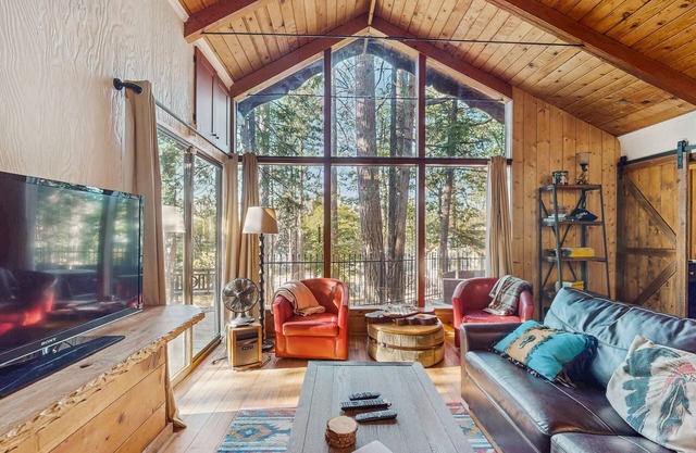 Peaceful and Cozy Cabin- Close to Sky Park at Santa's Village