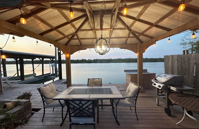 Peaceful and fully equipped 2 bedroom home with private pier.