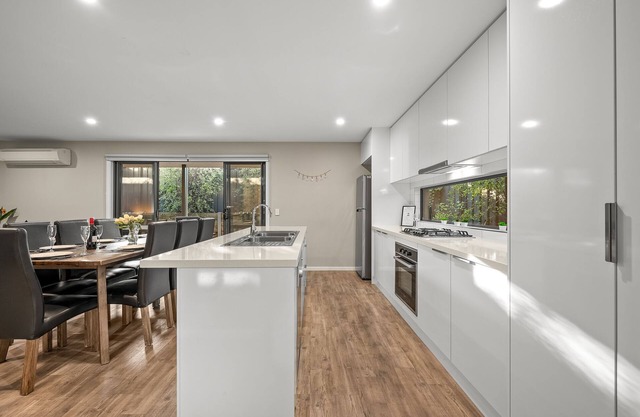 Peaceful and Private Modern Townhouse - Steps from Sovereign Hill & Lake Esmond