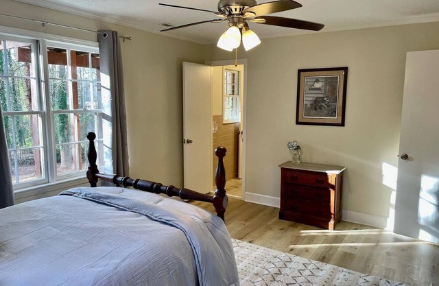 Peaceful and quiet basement! Located on Lake Lucerne near 285 & 78.