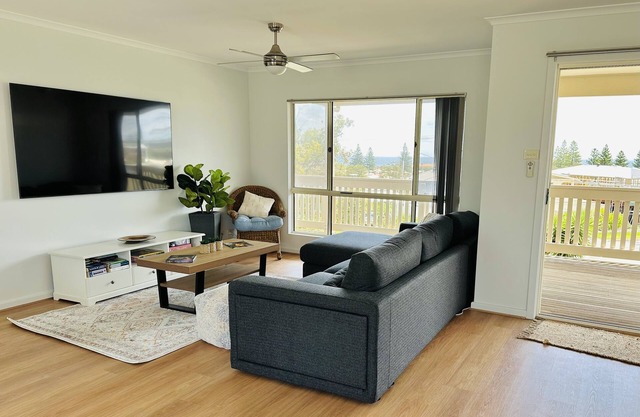Peaceful and spacious, ocean views, mins from beach. Family and pet friendly!