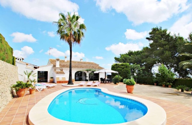 Villa tranquila para una escapada relajante: ambiente tradicional español, piscina y jardines en forma de riñón