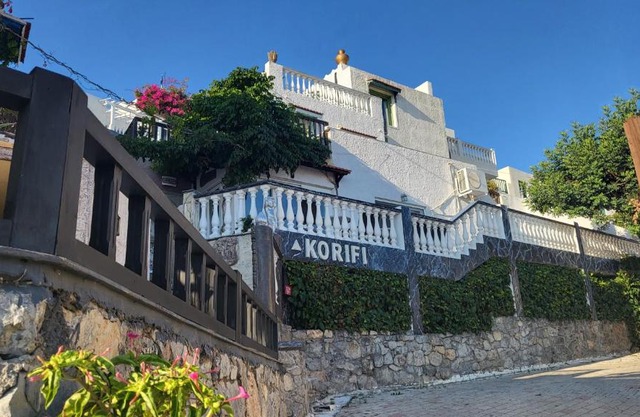 Peaceful And Very Relaxing Suite near Crete Sea view, shared pool, air condition