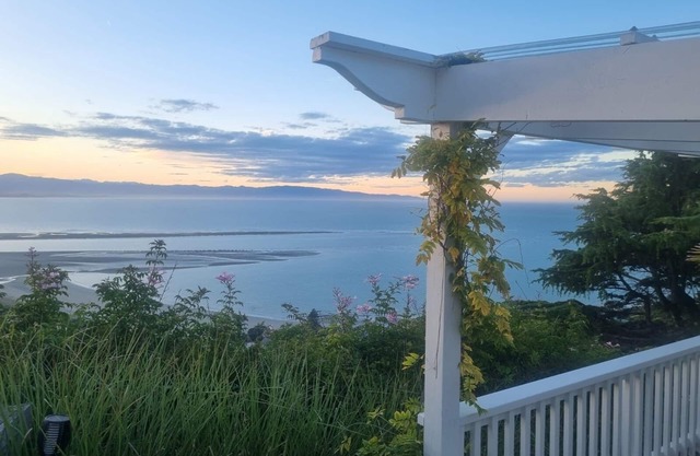 Peaceful and warm and cosy with beautiful sea views in the heart of Nelson