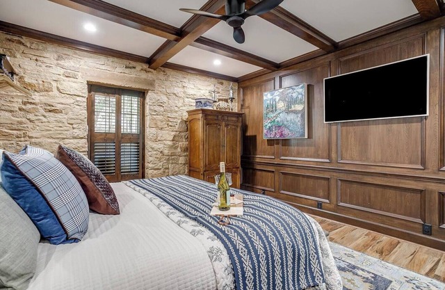Peaceful bed & breakfast steps from the downtown square, minutes from the LAKE!