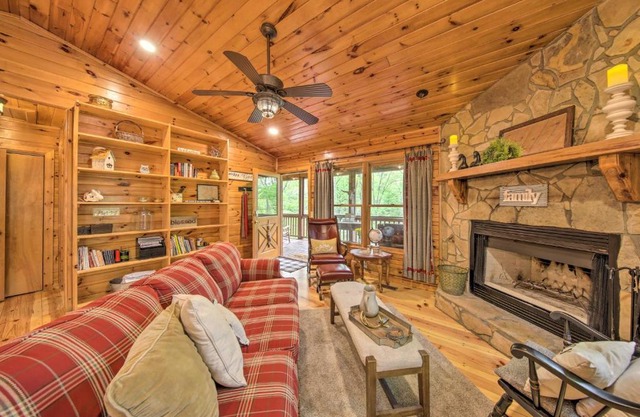 Peaceful Blue Ridge Cabin with Decks and Fire Pit