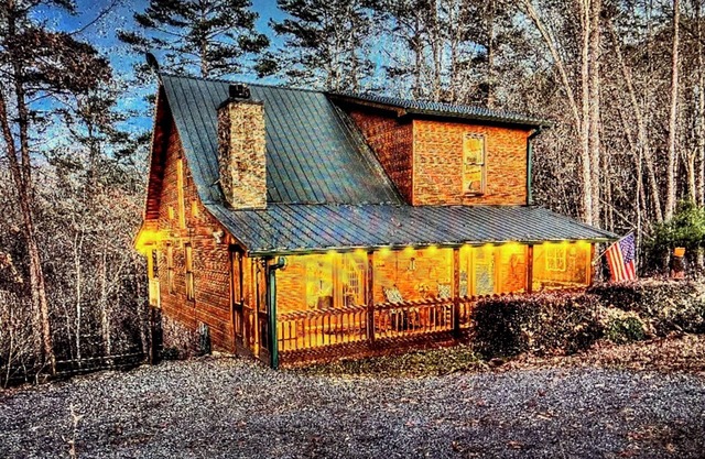 Peaceful Blue Ridge, GA Mountain Cabin- Gated- WiFi- Hot Tub- Game Room