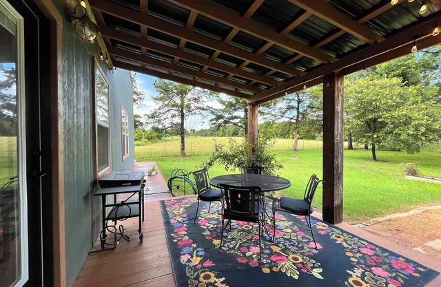 Peaceful Boho Retreat Nestled in the Woods – 5 Mins from Downtown