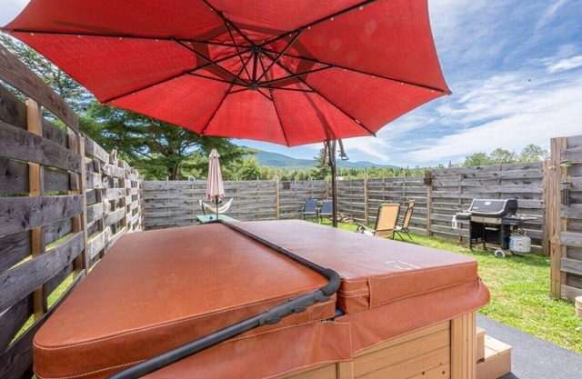 Cozy Cabin Getaway: Hot Tub & Mountain Views #5