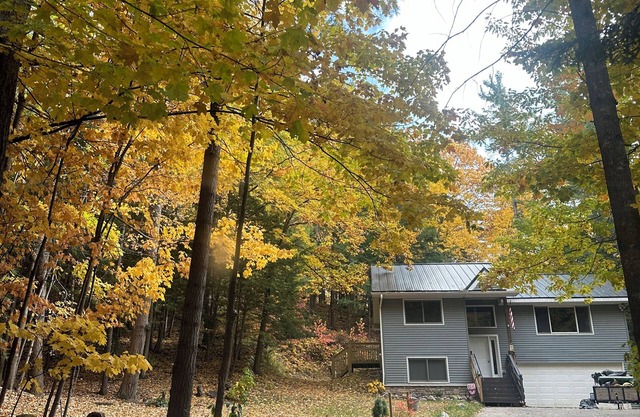 Peaceful cabin hideaway with fire pit & hot tub only 3 blocks from Walloon Lake