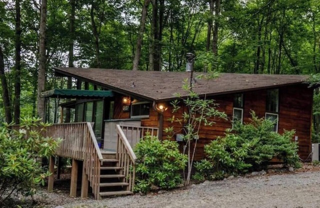 Peaceful cabin in the mountains /w hot tub