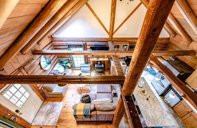 Peaceful Cabin on the River w/ hot tub & WiFi