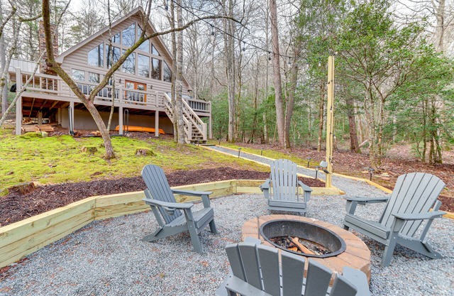 Peaceful Cabin w/ Hot Tub: 11 Mi to Blue Ridge!
