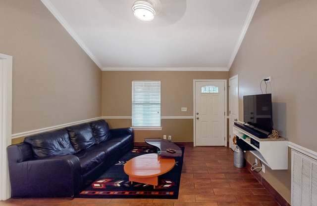 Peaceful & charming dog-friendly getaway with deck & nature views - near golf